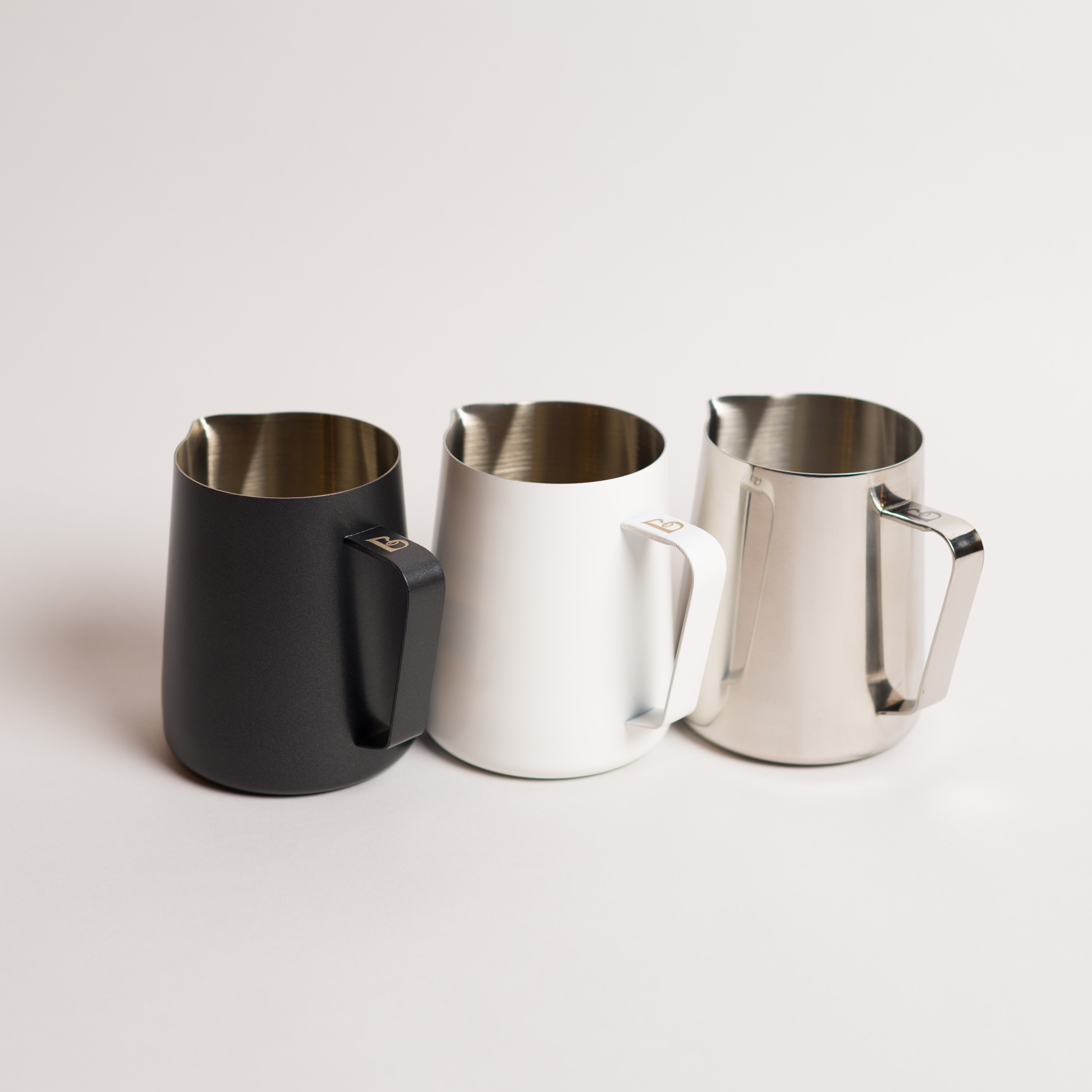 http://roguewavecoffee.ca/cdn/shop/products/BrewistaSmartPourMilkPitcher20oz_0001.jpg?v=1637786224