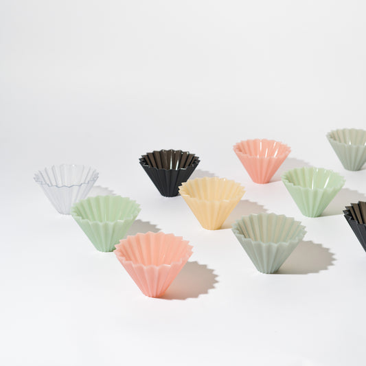 The shape is the same as porcelain Origami dripper and it is light, hard to break and easy to carry. Additionally, the plastic dripper makes it easy to maintain the temperature while brewing.