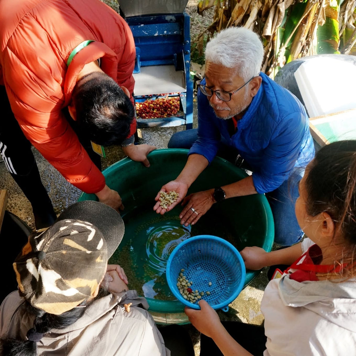 Jaroon Sangsanguan showing coffee to people