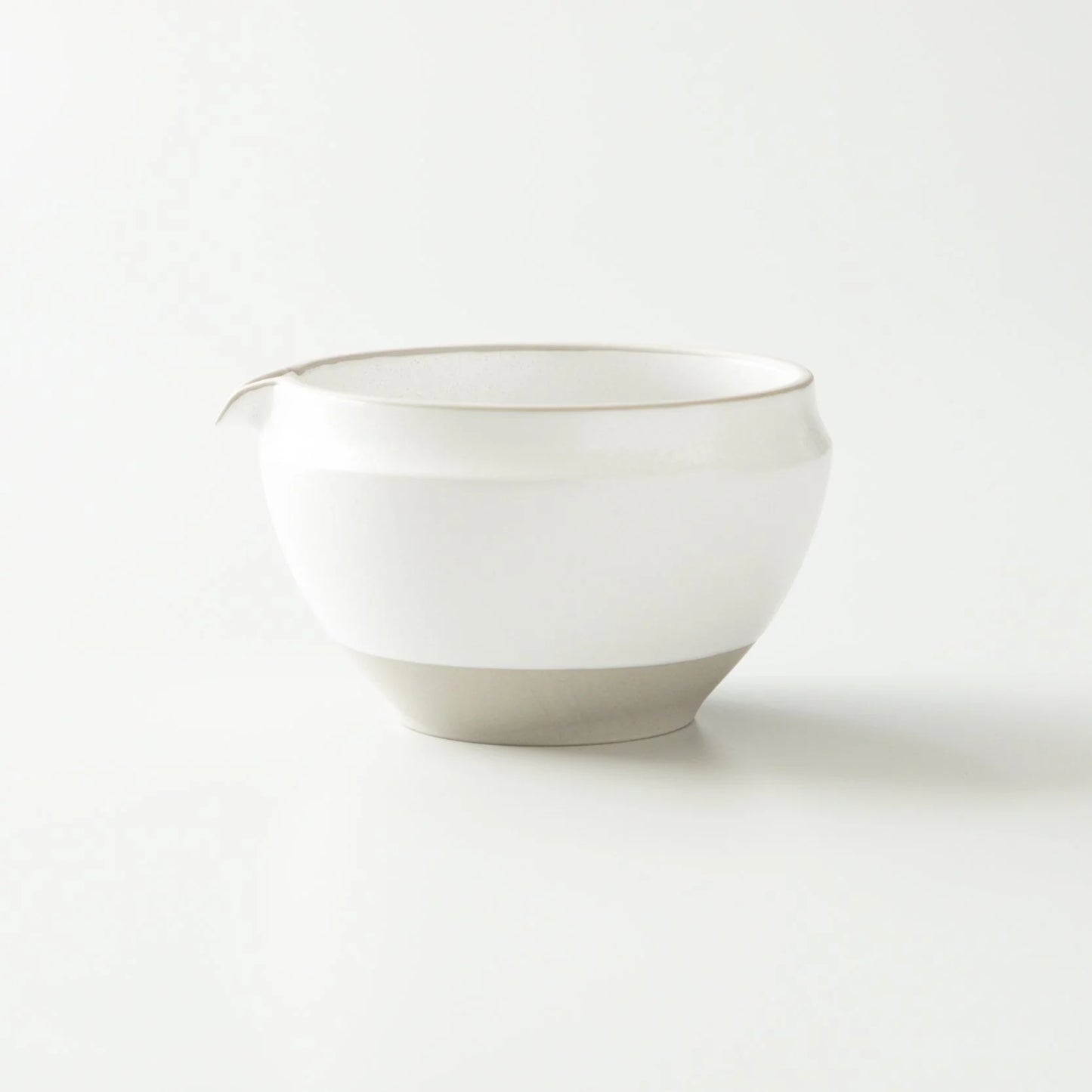 The dented mouth makes it easy to hold and pour, and at the same time. Matcha Bowl White