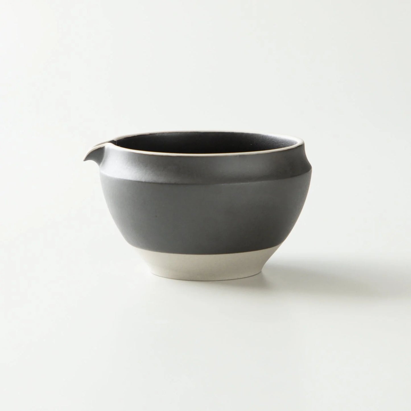 The dented mouth makes it easy to hold and pour, and at the same time. Matcha Bowl