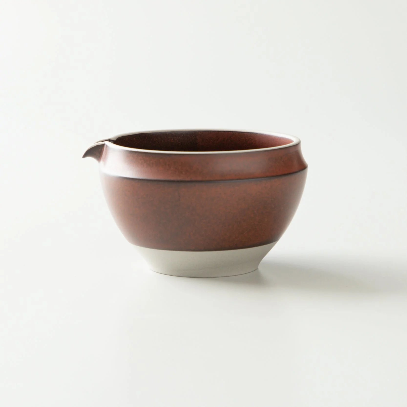 The dented mouth makes it easy to hold and pour, and at the same time. Matcha Bowl Brown